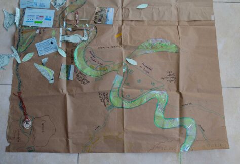 Cartografía social de identificación de los cuerpos de agua en Bosa. Se muestra el río Tunjuelo y alrededor de él fotografías, notas y dibujos de fauna y flora presente en el territorio.