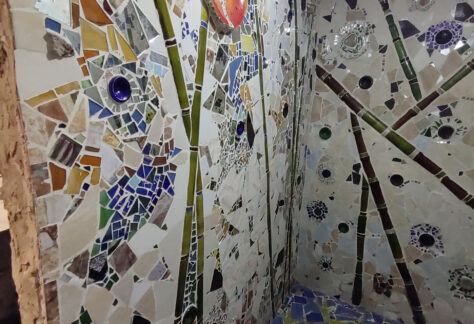 Mosaico de cerámica de diversos colores que decora las paredes de un espacio.
