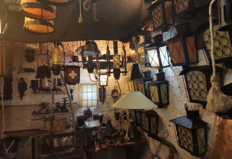 Espacio de un cuarto con una amplia colección de lámparas antiguas.