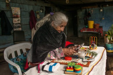 Mujer con juegos de mesa