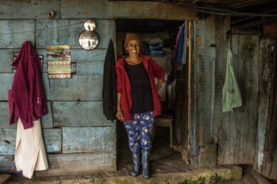 Mujer sonriendo en una casa