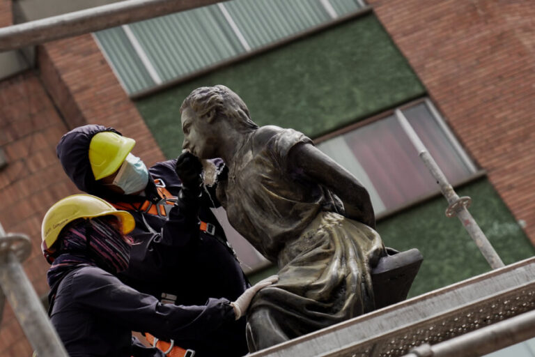 La Brigada de Atención a Monumentos -BAM- interviniendo en el bien mueble "Policarpa Salavarrieta"