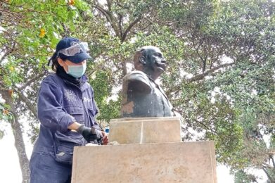 Daniela Duque limpiando un monumento