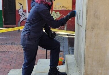 Laura Cumbalaza limpiando monumento