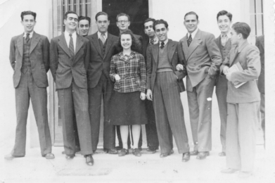 Olaya, Lucho Pacini, Alfonso Ramirez, Pablo Lanzetta, Enrique Lüchau, Eduardo Ramirez Villamizar, Ramón Peñaranda, Álvaro Gonzalez, Edgar Burbano y posiblemente José J Ángulo rodean a Luz Amorocho frente a la Facultad de Arquitectura en la Ciudad Universitaria, ca, 1941, Archivo Maldonado-Tio
