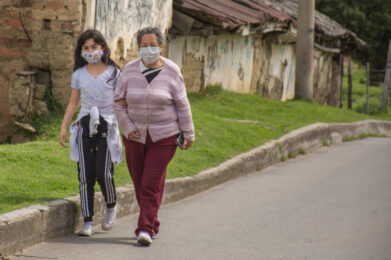 Mujer y niña caminando por Usme
