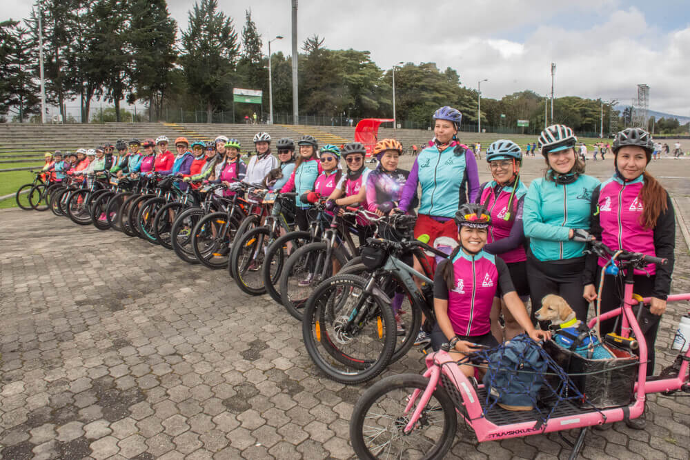 Ciclistas con sus bicicletas reunidas en el Parque Simón Bolívar