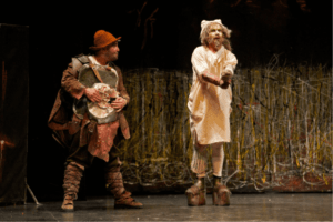 Dos actores en un escenario interpretando la obra El Quijote. Propuesta teatral del Teatro La Candelaria basada en el clásico de Miguel de Cervantes Saavedra, Don Quijote de La Mancha.