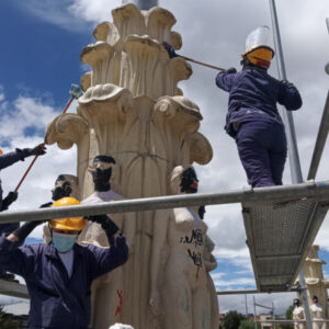 La Brigada de Atención a Monumentos (BAM) interviniendo en el monumento a banderas