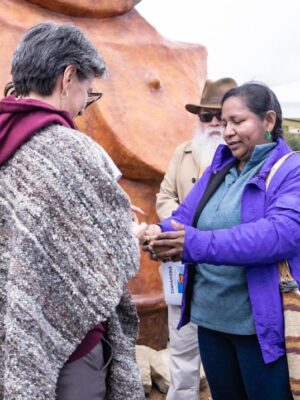 La alcaldesa mayor de Bogotá, Claudia López, en la bienvenida al parque como espacio de encuentro intercultural en la apertura de la primera fase del Parque Arqueologico y del Patrimonio Cultural de Usme