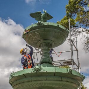 Integrante de la Brigada de atención a monumentos interviniendo en el Monumento La Garza