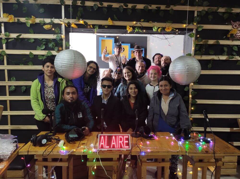 Grupo de participantes reunidos en una mesa de radio comunitaria en el marco del proceso de inventario de patrimonio vivo de Suba.