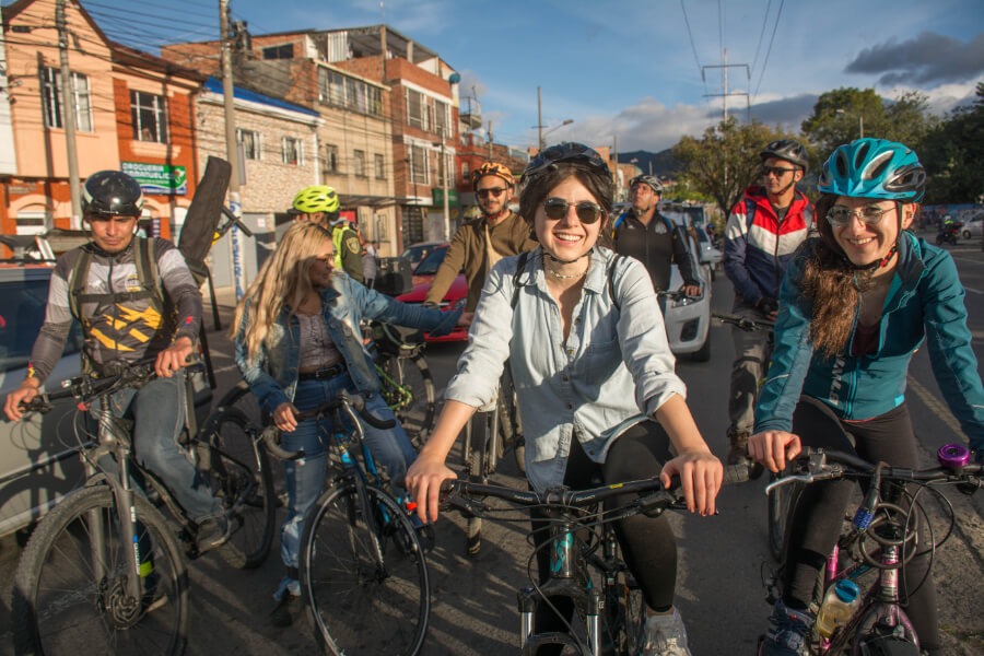 Grupo de personas sonrientes en bicicleta