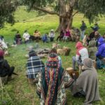 Un grupo de personas reunidas en el círculo de la palabra en el Parque Arqueológico y del Patrimonio Cultural de Usme.