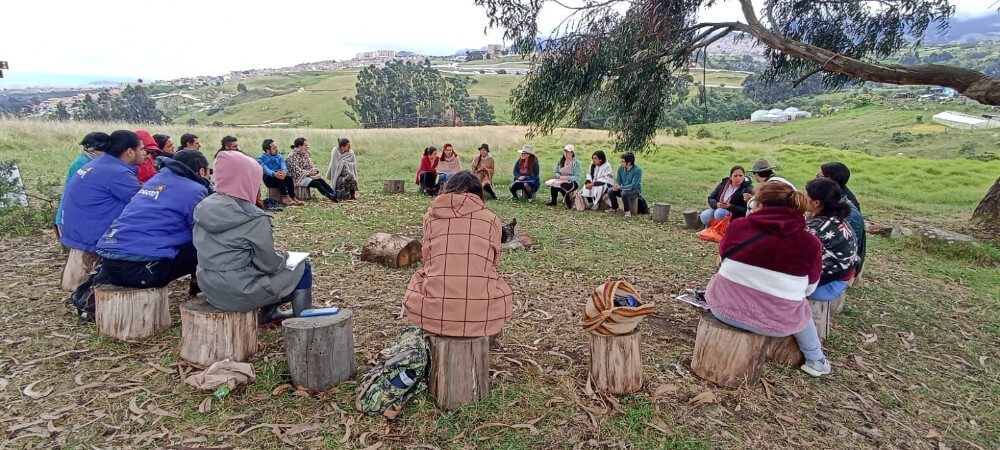 Personas reunidas en un circulo en el parque arqueológico de Usme