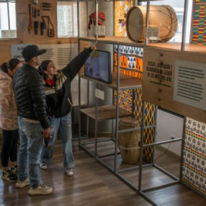 Dos personas observando la exposición en el MCA