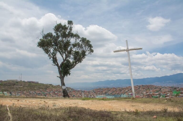 El palo del ahorcado con la cruz al lado y ciudad bolivar al fondo