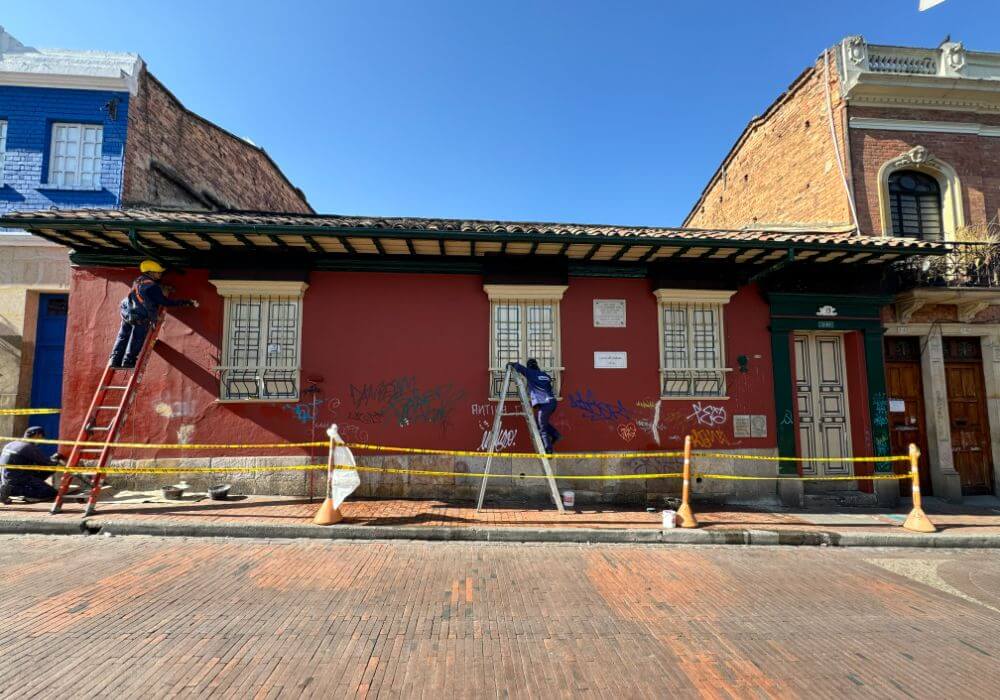 Equipo limpiando la fachada de la Casa de poesia Silva