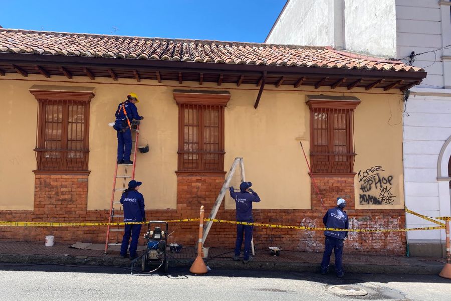 Equipo de la Brigadas de Intervención al Patrimonio pintando la Casa arzobispal