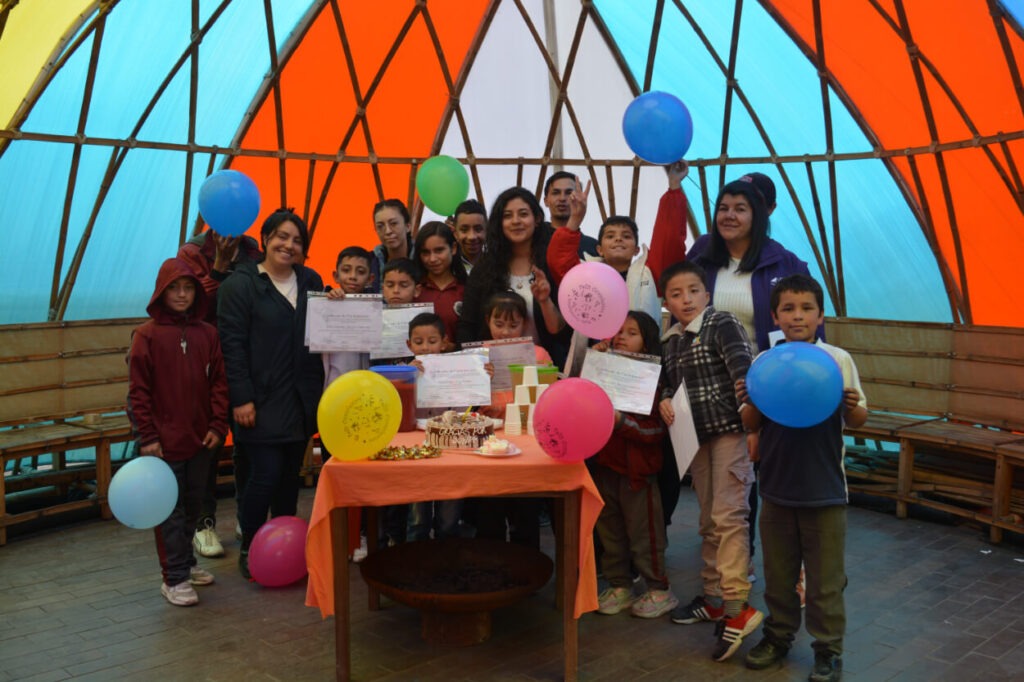 Grupo de niños y niñas reunidos en el MCA para el proceso de Narrativas de vida: niños y niñas construyen paz territorial