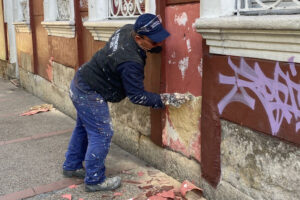 Integrante de la Brigadas de Intervención al Patrimonio limpiando una fachada