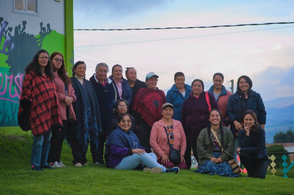 Grupo de mujeres reunidas en el proceso de Pasquilla: Montañas, mujeres y cuido