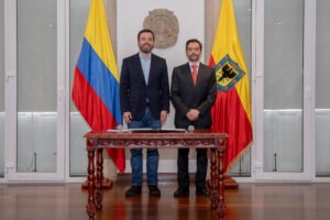 Eduardo Mazuera nuevo director del Instituto Distrital de Patrimonio Cultural junto al Alcalde Mayor de Bogotá, Carlos Fernando Galán.