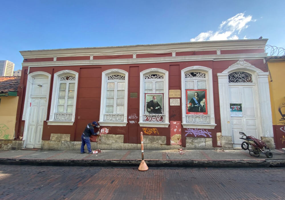 Fachada del instituto cultural Leon Tolstoi siendo intervenida por la brigada de intervención del patrimonio