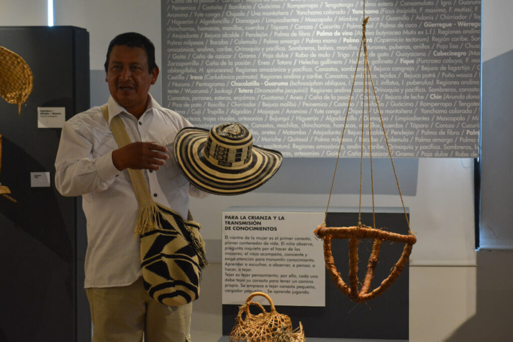 Hombre mostrando un sombrero vueltiao durante la exposición del proceso Pura Fibra en Ciudad Bolivar: Tejer Pensamiento, Pensar Tejiendo