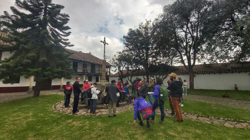 Grupo de personas en recorrido por la Huerta Claveriana del Colegio Parroquial San Pedro Clave
