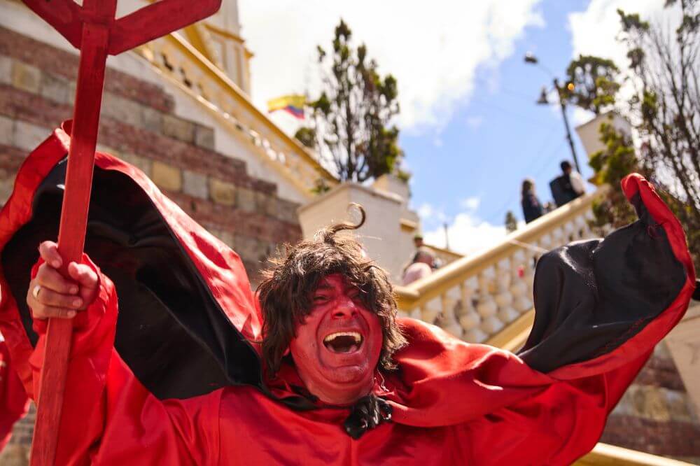Hombre disfrazado de diablo durante la celebración de Reyes en el barrio Egipto