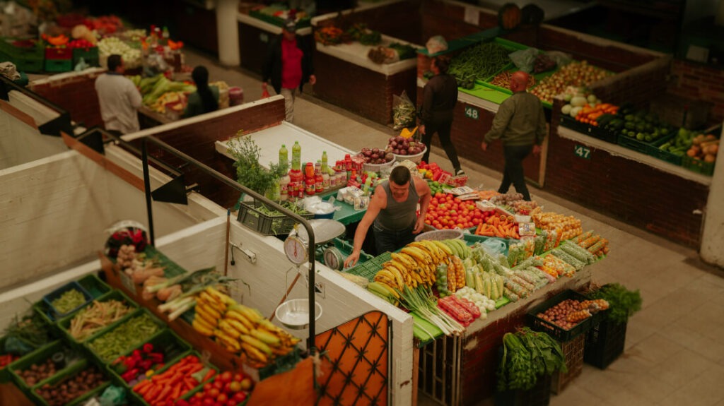 Puesto de frutas y verduras en la plaza de mercado de fontibón vista desde el segundo piso