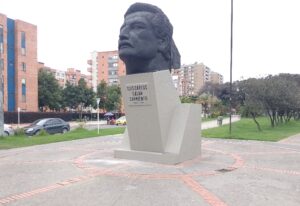Instituto Distrital de Patrimonio - DPC interviene Todas las Banderas, escultura de Luis Carlos Galán Sarmiento
