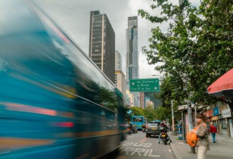 Un autobús borroso navega por las calles del Centro Histórico de Bogotá, capturando la vibrante atmósfera de la ciudad.
