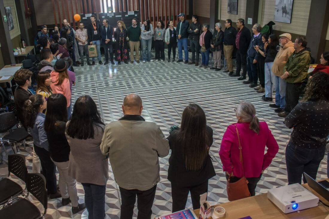 Grupo de personas en un círculo durante la presentación del PDD