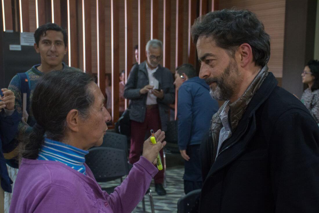 Eduardo Mazuera conversando con personas durante la presentacion del PDD