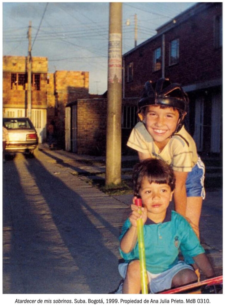 Atardecer de mis sobrinos. Suba. Bogotá, 1999. Propiedad de Ana Julia Prieto. MdB 0310.