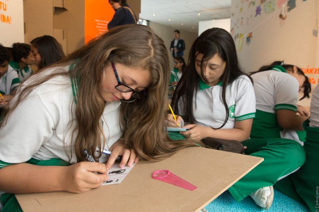 Adolescentes dibujan en un papel