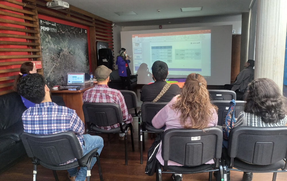 Grupo escucha atentamente la presentación de la normativa y el régimen de protección del Patrimonio Arqueológico del Plan de Manejo Arqueológico - PMA del Centro Histórico de Bogotá