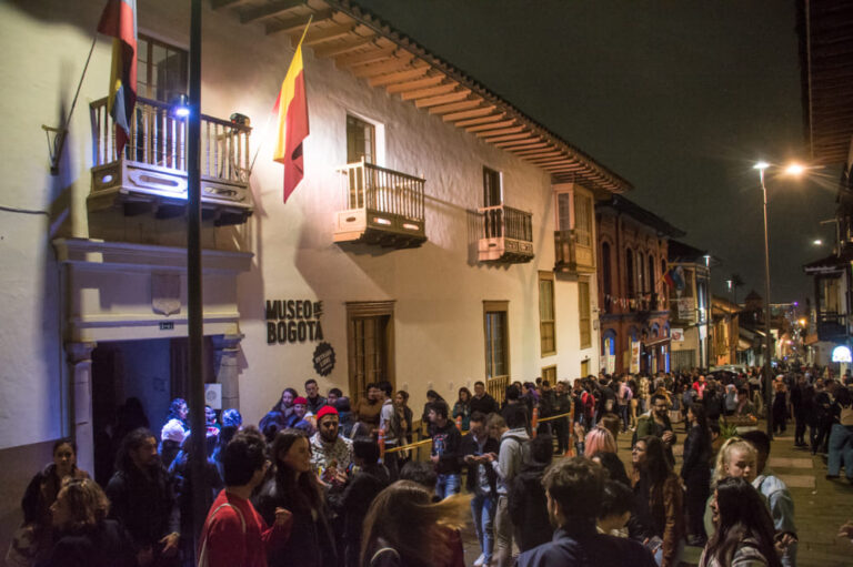 Filas de personas en la puerta del museo de bogotá durante una noche de museos