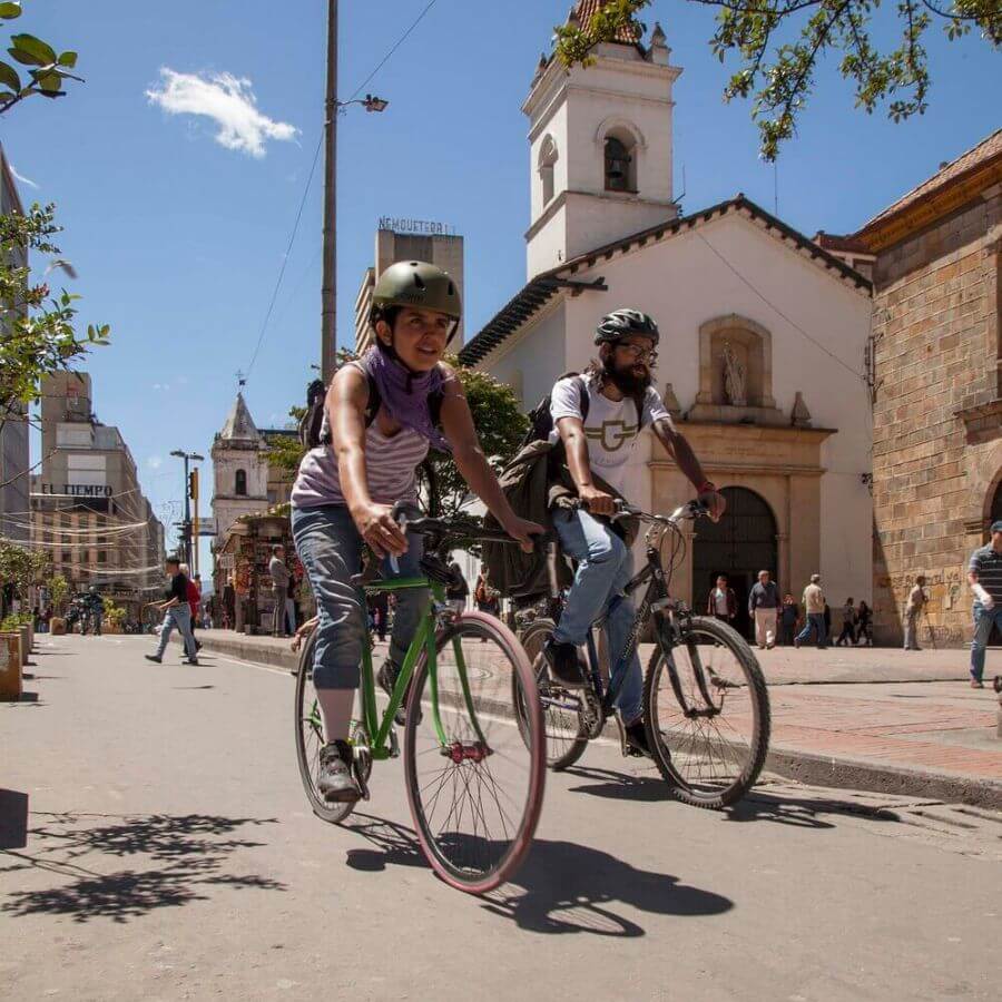 Pareja montando bicicleta en bogotá