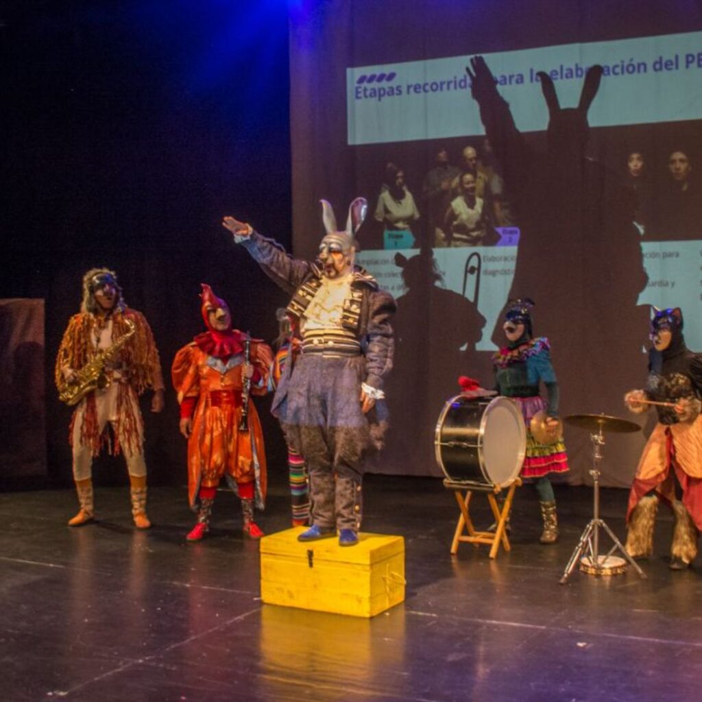 Grupo de actores en el escenario en medio de una obra