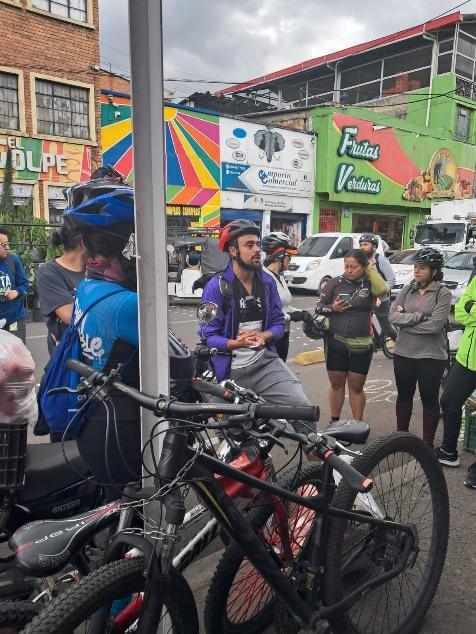 Grupo de ciclistas en ciclovia