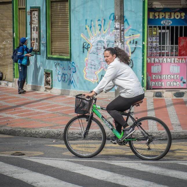 Mujer en bicicleta por la calle