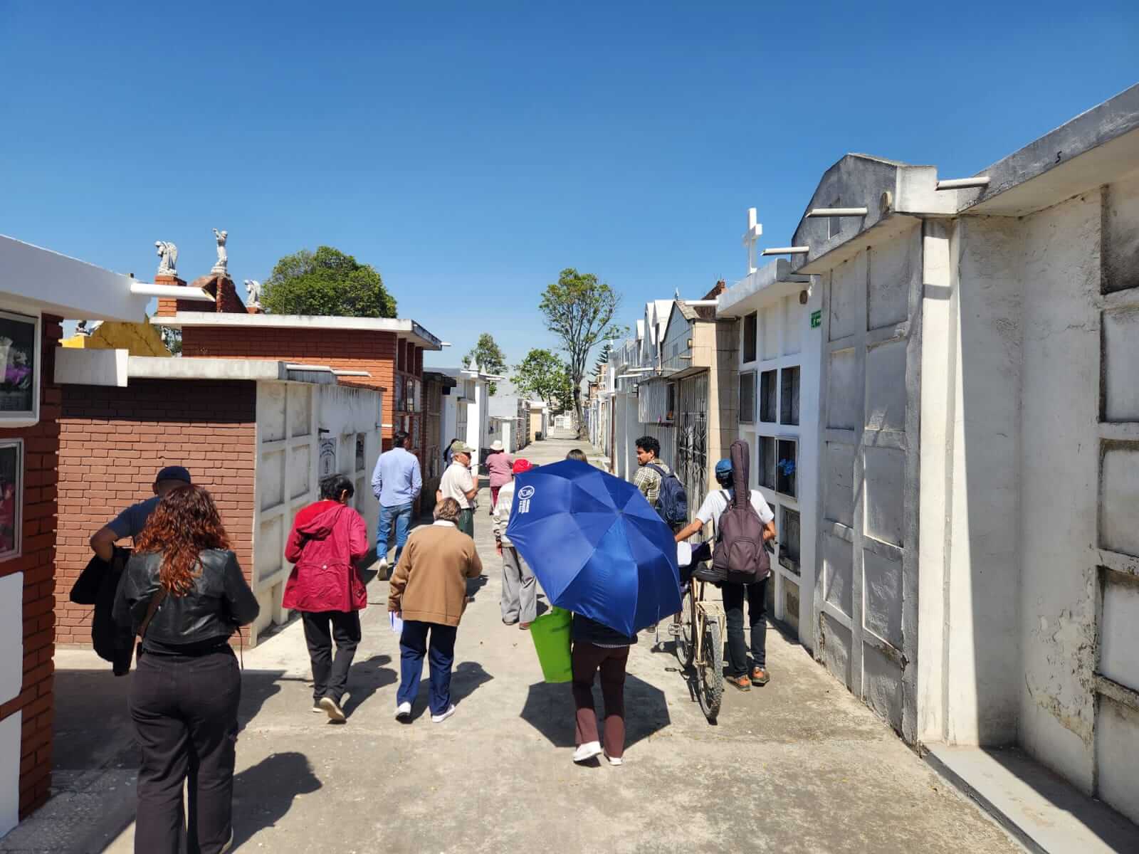 Personas caminando por el cementerio