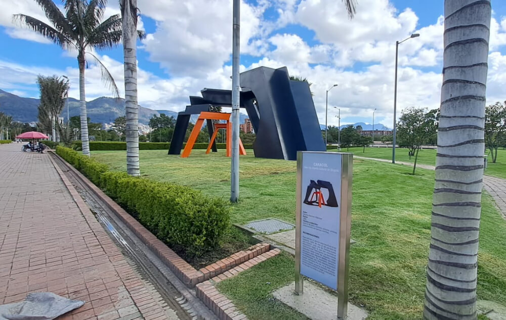 Escultura Caracol en crecimiento ilimitado en el Parque público Virgilio Barco