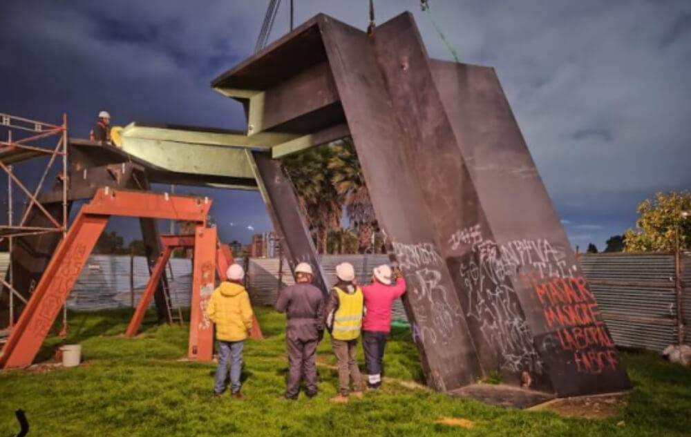 Equipo observando la Escultura Caracol en crecimiento ilimitado