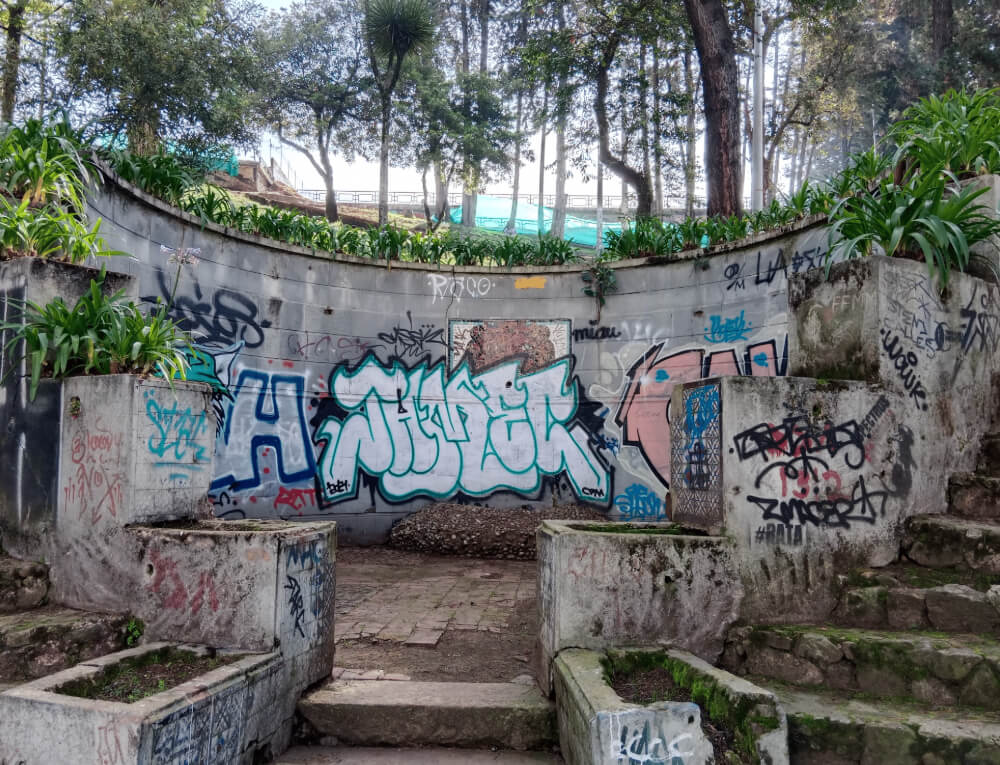 Fuente del Leon antes de ser invtervenida llena de graffitis