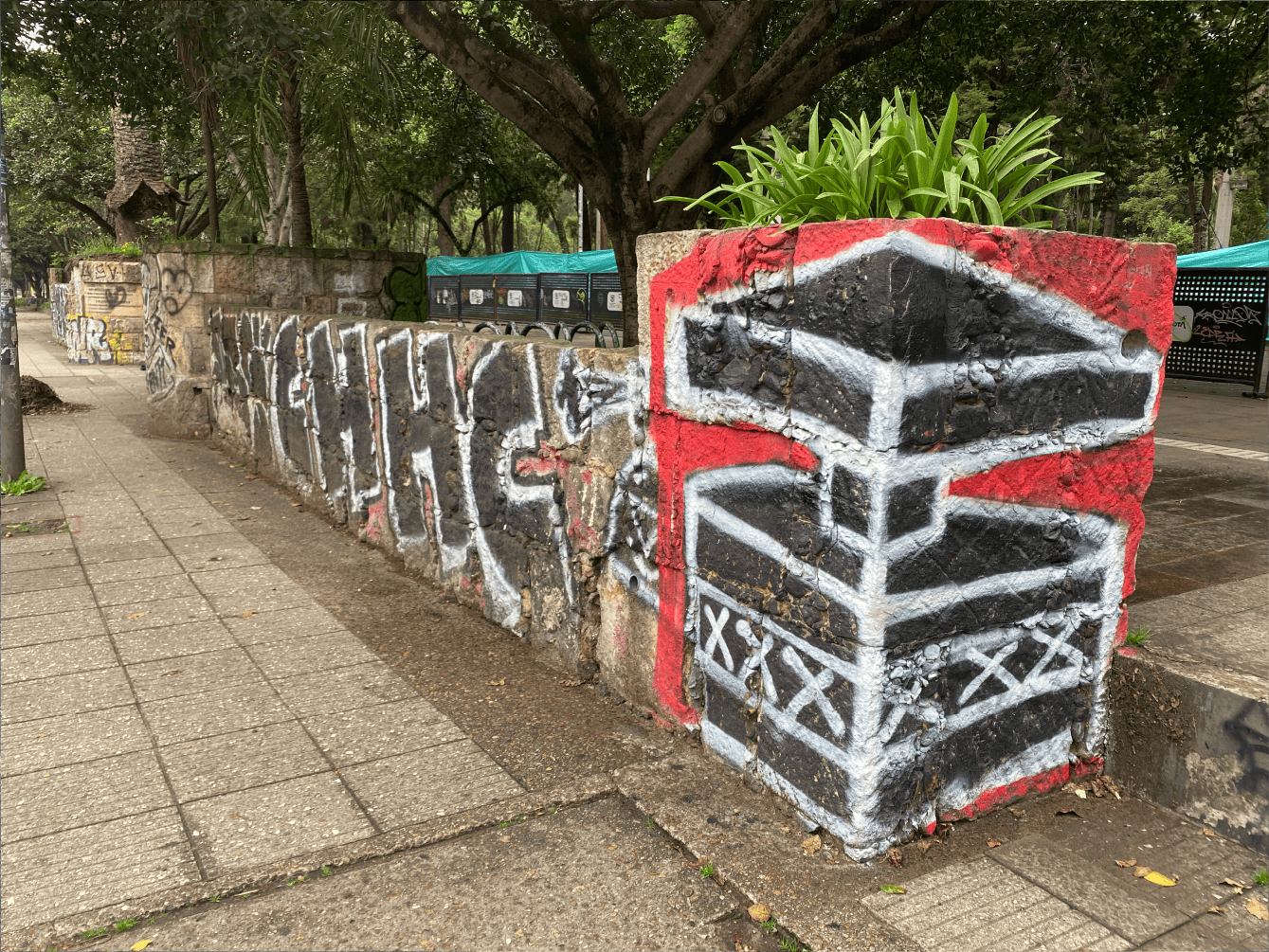 jardineras con graffitis antes de ser intervenidas