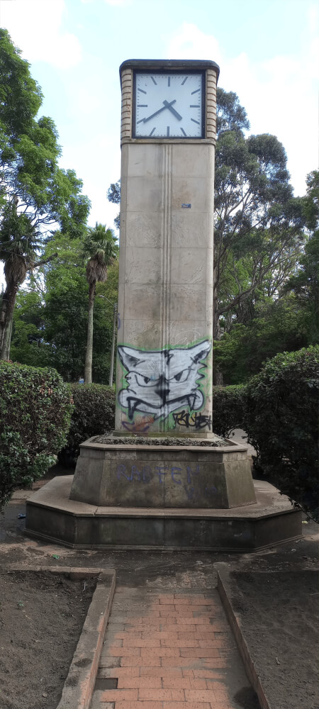 Torre del reloj con graffitis antes de ser intervenida